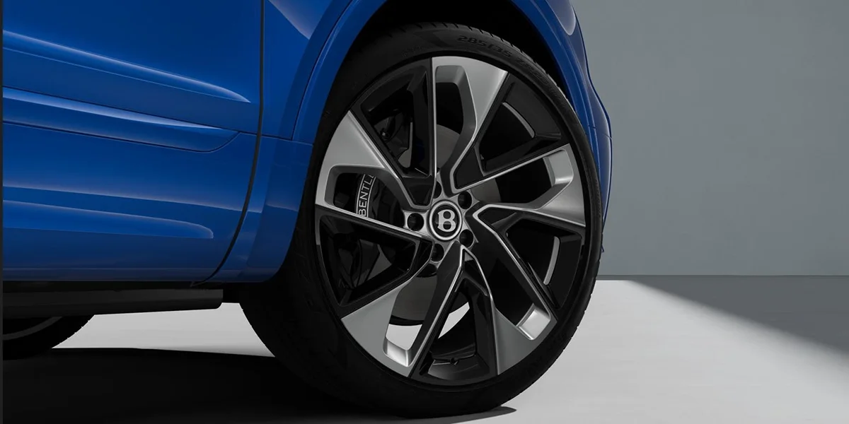 Side profile view of %(YEAR) Bentley %(MODEL) rim.